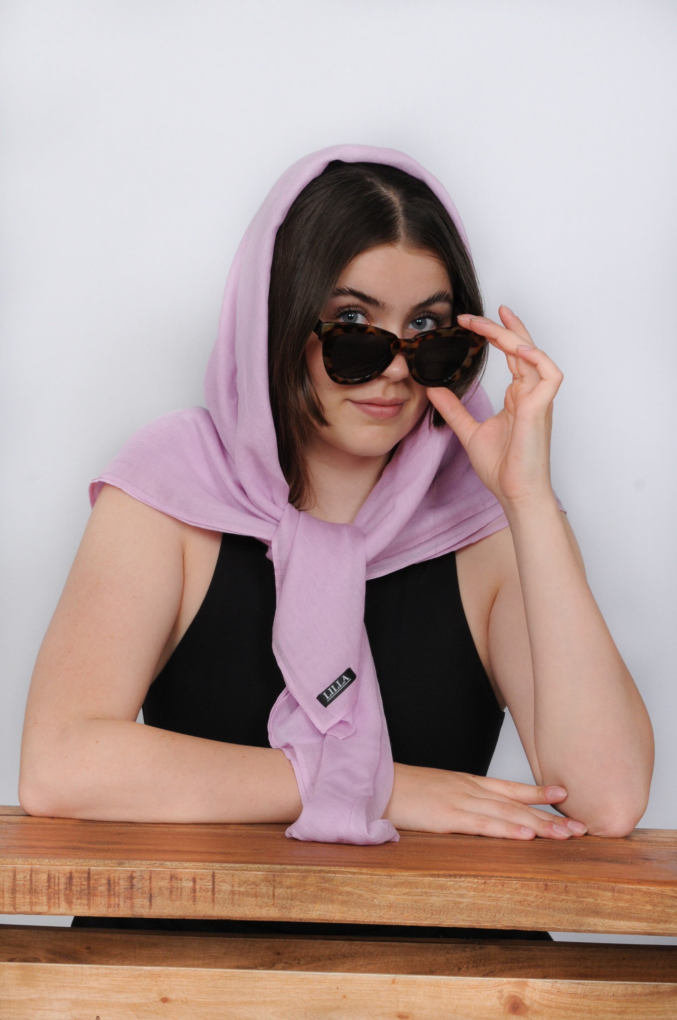 BishtHub Fashion Net Indiase feestkleding voor dames, sari met losgestikt blousestuk -(JAYA GREY BishtHub Fashion Net Indiase feestkleding voor dames, sari met losgestikt blousestuk -(JAYA GREY